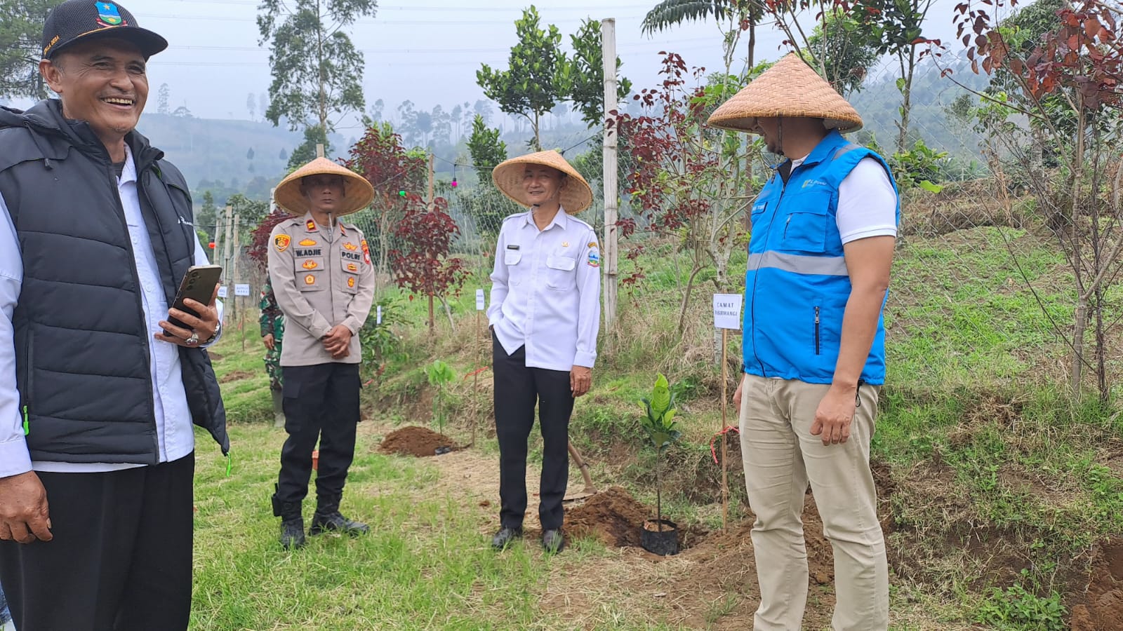 1000 Pohon Hijaukan Pasirwangi: Upaya Nyata Rehabilitasi Lingkungan