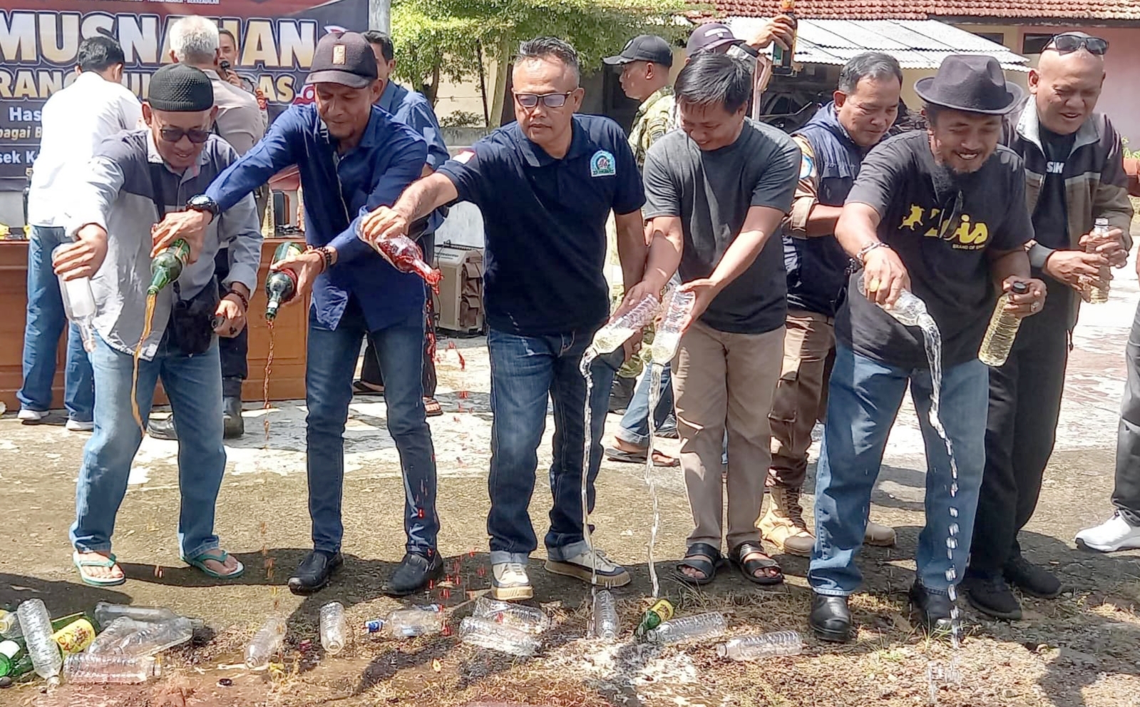 Pemusnahan Ratusan Botol Miras di Karangnunggal, Ulama dan Umaro Bersatu Jaga Generasi
