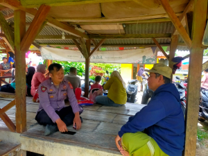 Bhabinkamtibmas Parungponteng Sambangi Warga