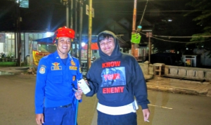 Damkar Ciamis Evakuasi Handphone yang Terjatuh ke Got Saat Dini Hari