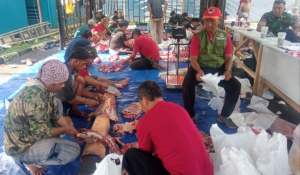 TNI Kawal Distribusi Daging Kurban 1,2 Ton di Masjid Agung Tasikmalaya