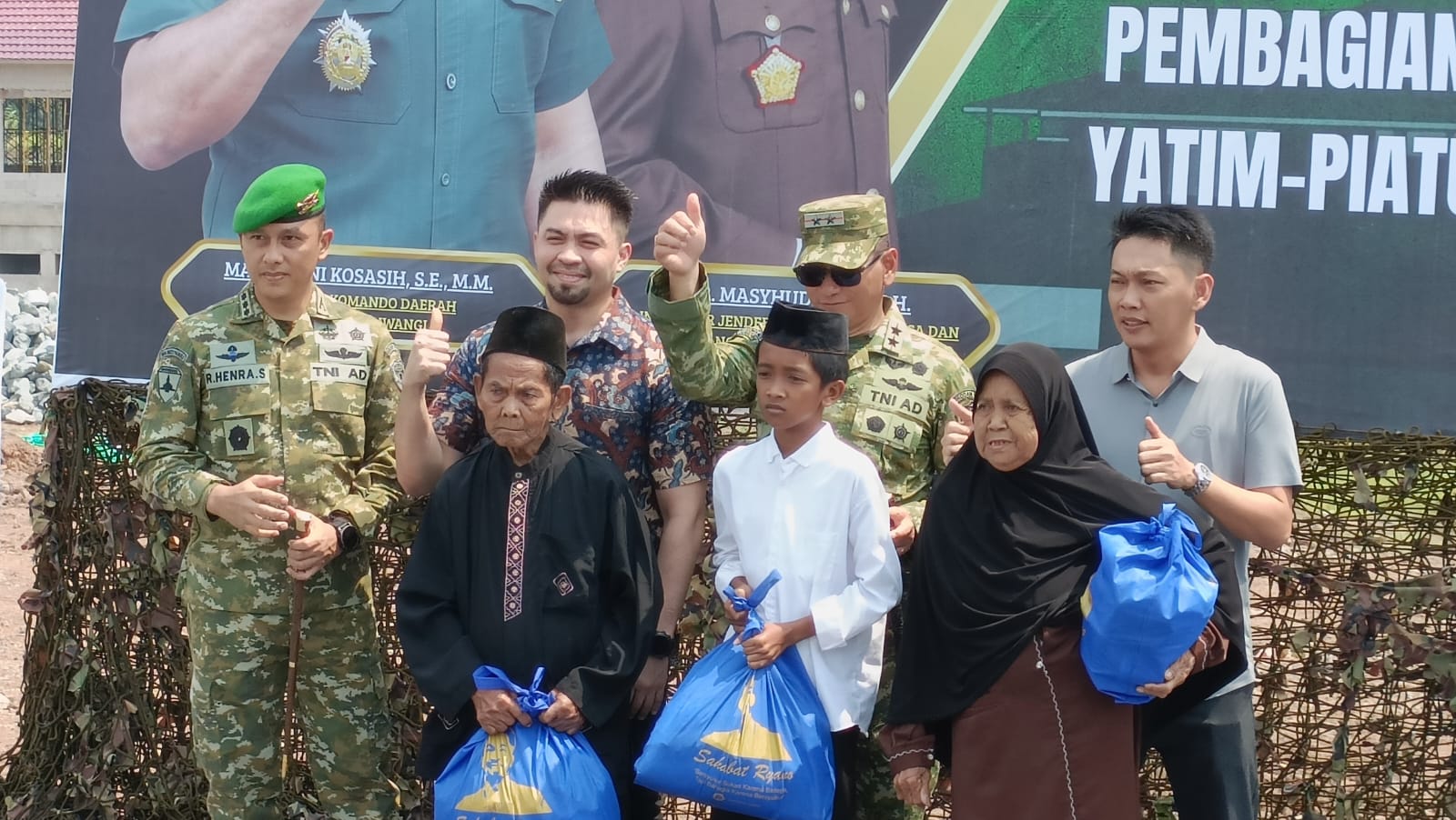 Santunan di acara peletakan batu pertama masjid al gandara 87
