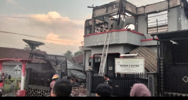 Kebakaran Inabah 5 Putra di Panumbangan Ciamis, Kerugian Diperkirakan Capai Rp500 Juta