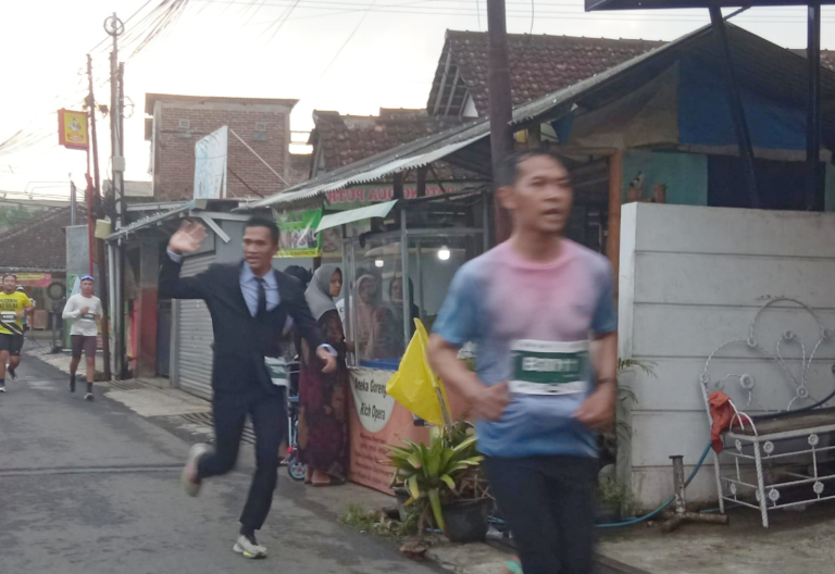 Pelari Pakai Jas Jadi Sorotan di QRIS UTHM 2026