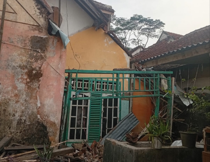 Rumah Roboh di Tasikmalaya, DPRD dan Pemkot Didorong Turun Tangan