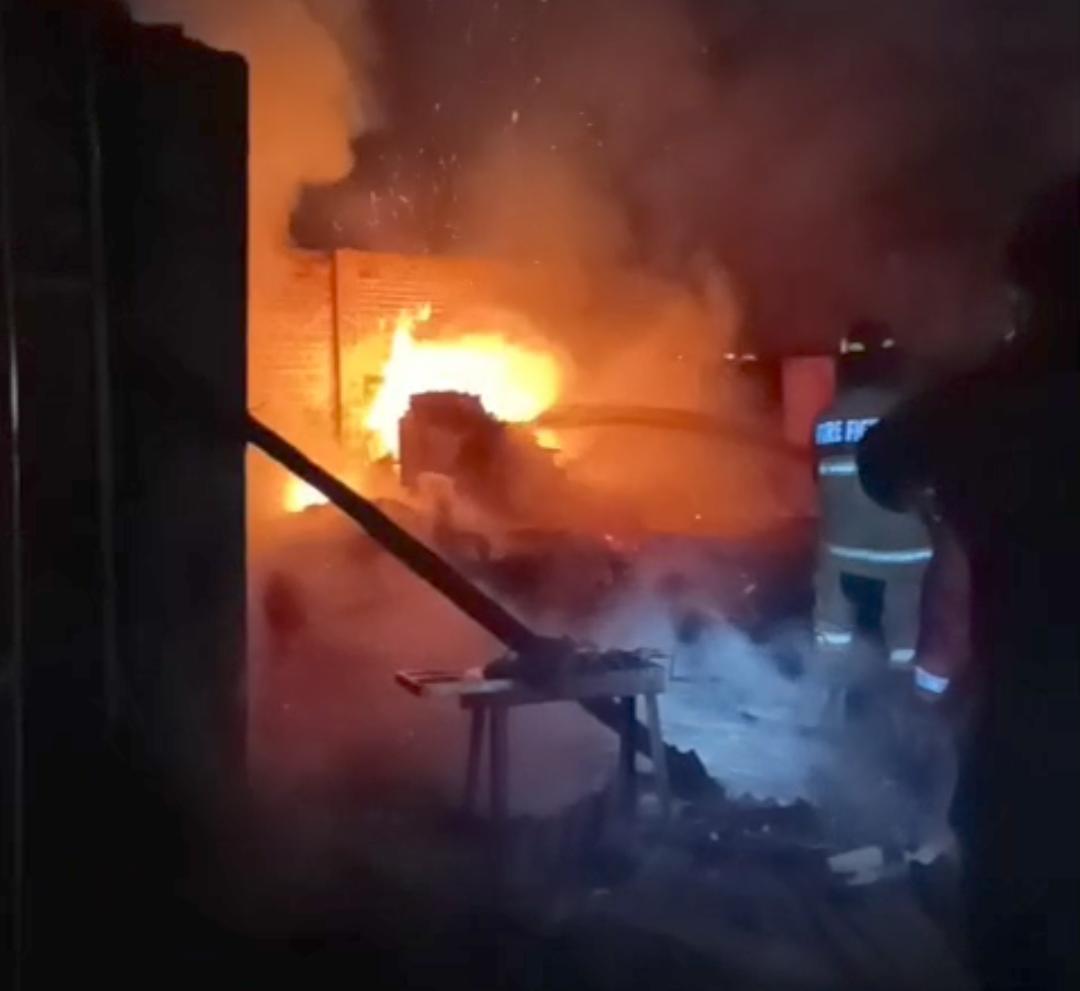 Gudang Hanger di Sindanggalih Tasikmalaya Ludes Terbakar