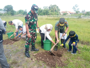 HUT ke-27 Kabar Priangan Diwarnai Aksi Tanam Pohon Buah di SLBN Bungursari