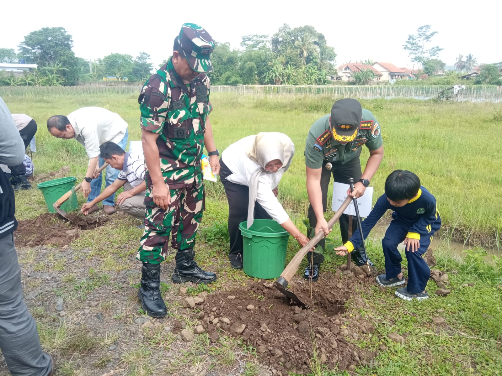 HUT ke-27 Kabar Priangan Diwarnai Aksi Tanam Pohon Buah di SLBN Bungursari