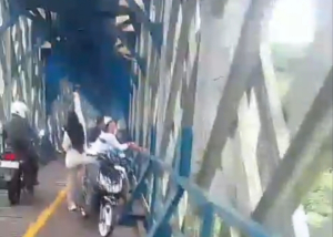 Detik-Detik Menegangkan di Jembatan Cirahong, Warga Selamatkan Seorang Pria