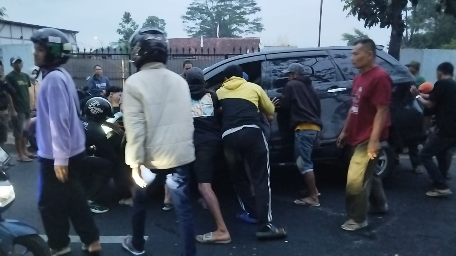 Avanza Tabrak Pohon di Gunungkalong, Lima Penumpang Terluka