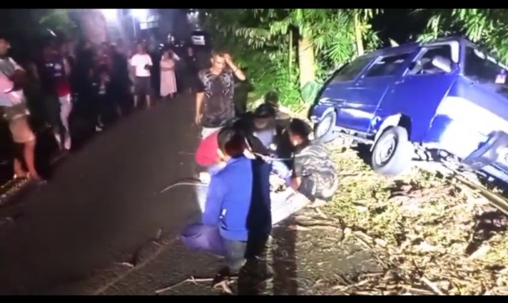 Damkar Ciamis Berhasil Evakuasi Mobil Terperosok di Cikoneng