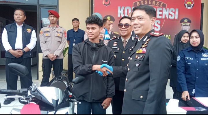 Kapolres Tasikmalaya Kembalikan Motor Curian kepada Korban Secara Gratis
