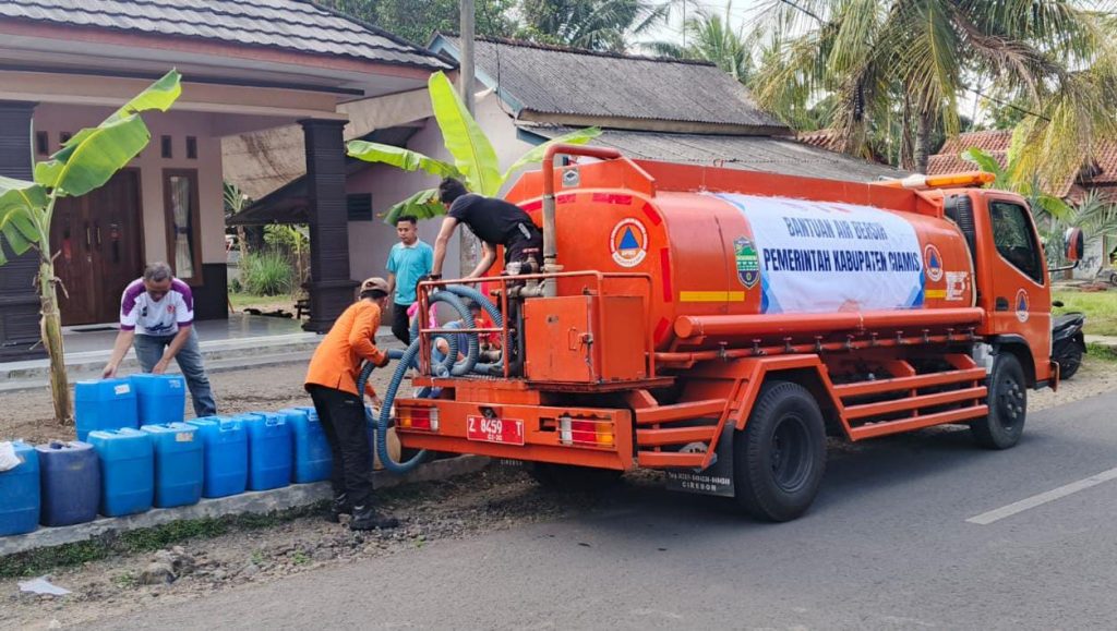 BPBD salurkan bantuan bagi warga terdampak Krisis Air Bersih di Caimis