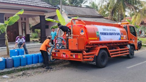 BPBD salurkan bantuan bagi warga terdampak Krisis Air Bersih di Caimis
