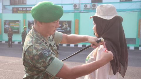 Dandim 0612 Sematkan pita kepada peserta Persami KKRI 2026