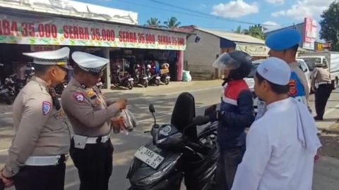 Pengendara tertib diapresiasi saat Razia Lalulintas Tasikmalaya