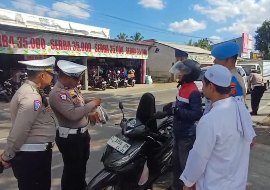 Pengendara tertib diapresiasi saat Razia Lalulintas Tasikmalaya