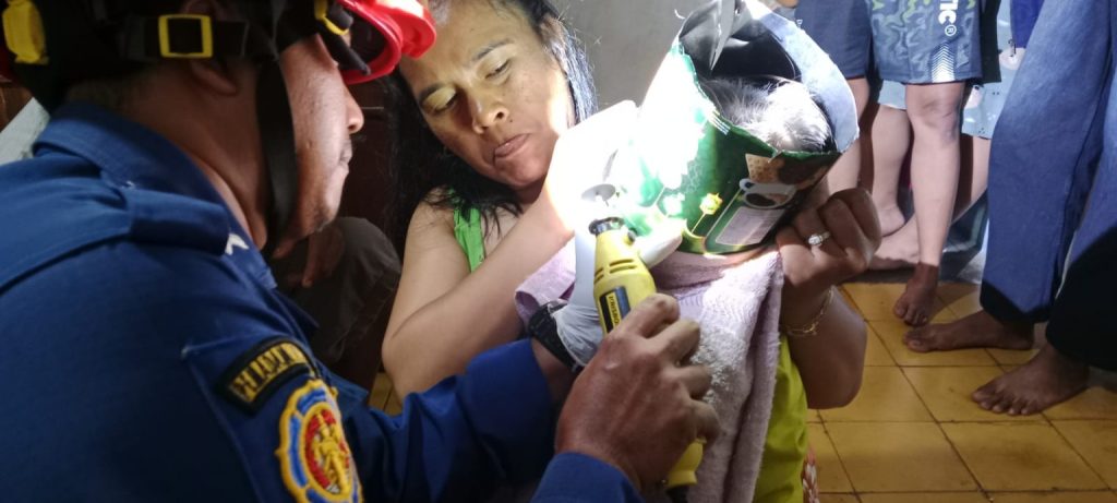 balita Ciamis tersangkut kaleng biskuit