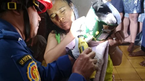 balita Ciamis tersangkut kaleng biskuit